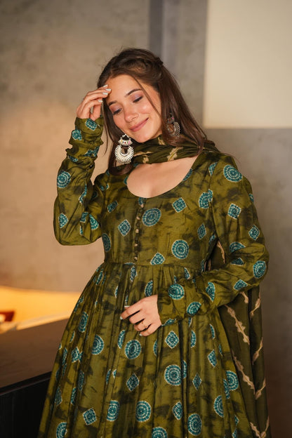 Deep Green Color Glamorous Fancy And Elegant partywear Kurta Set For Women